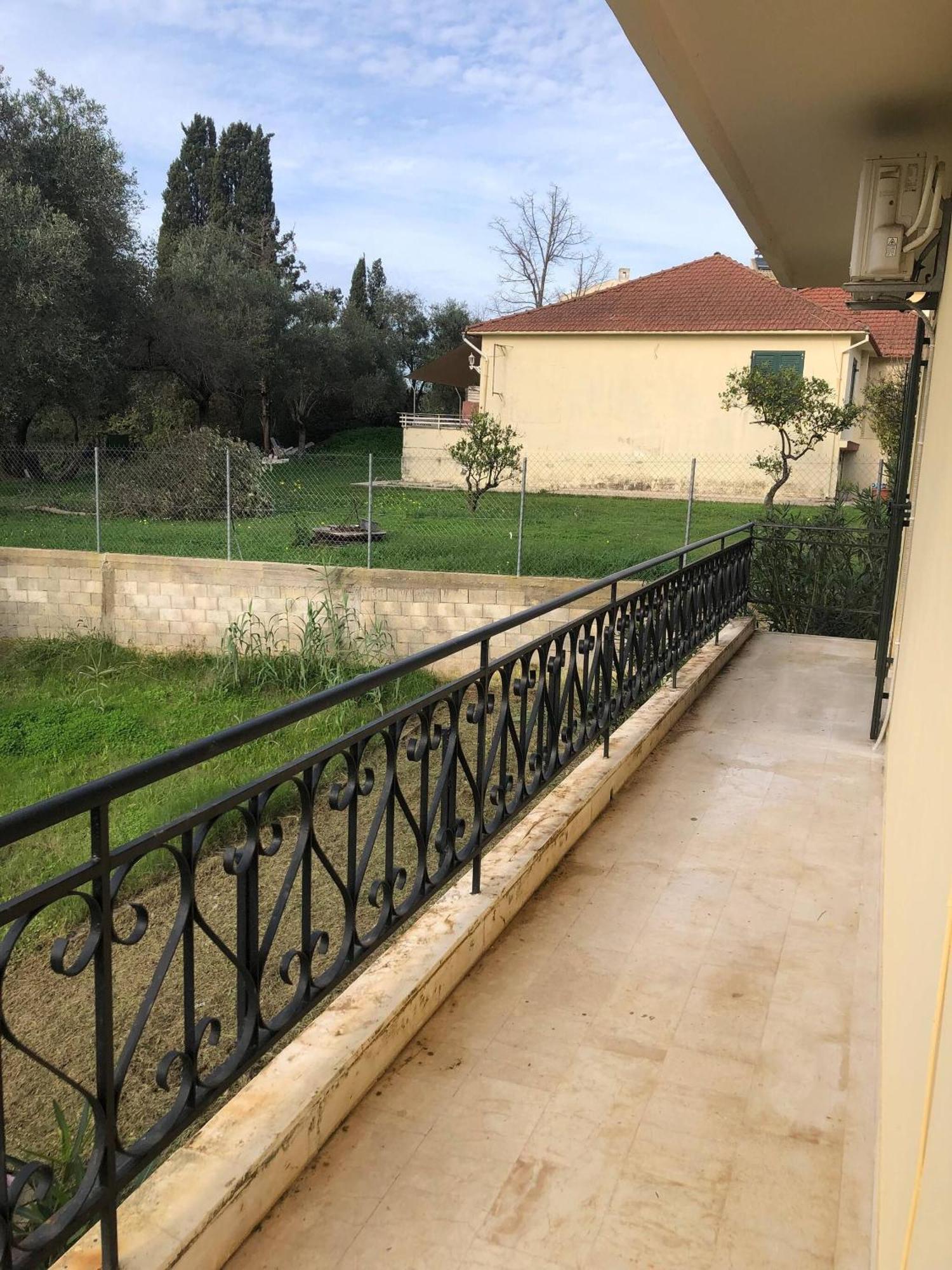 2 Bedroom Spacious Garden Apartment *